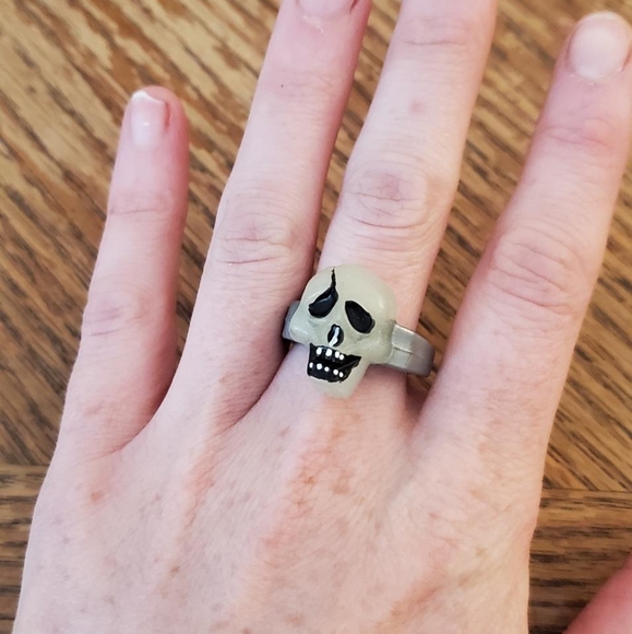Jewelry - Bundle only: plastic skull ring - glow in dark!